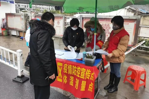 中保恒杰在疫情防控宣傳臺(tái)測(cè)量體溫